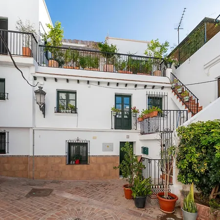 Lovely House In Peaceful Courtyard Бенальмадена