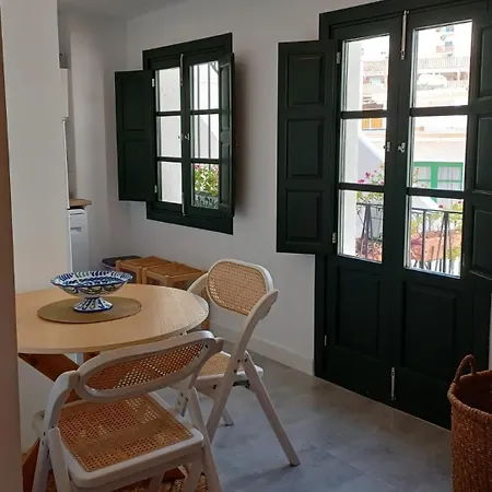 Lovely House In Peaceful Courtyard Апартаменты Бенальмадена